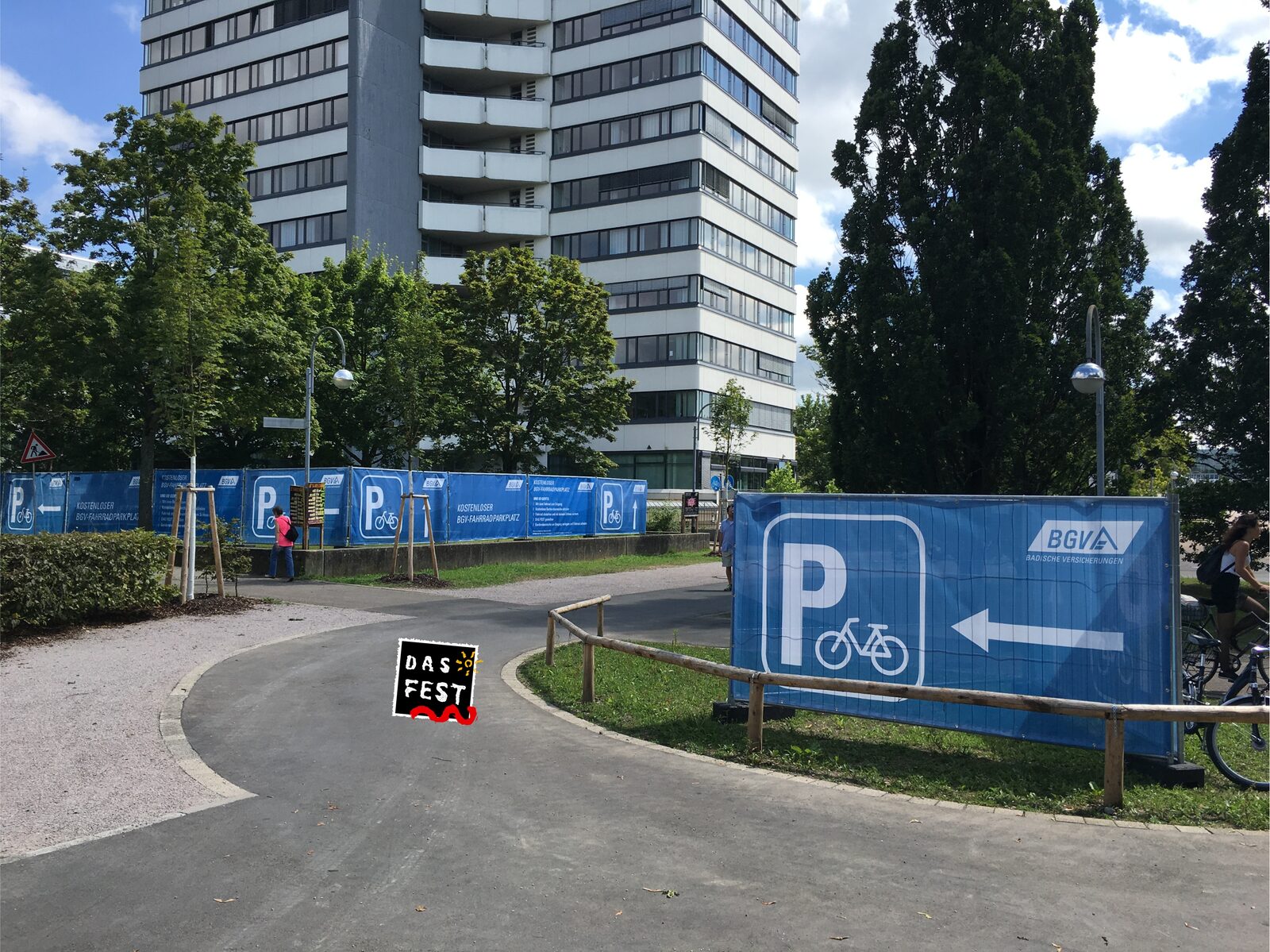 Bewegwijzering naar de fietsparkeerplaats bij een stedelijk evenement.