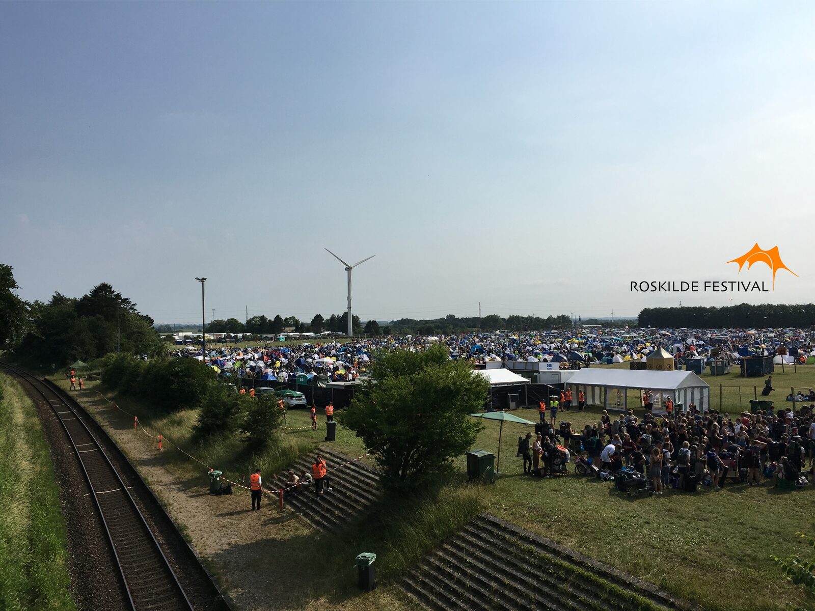 Grote publieksstroom op een festivalterrein.